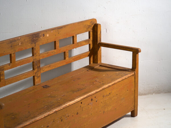 Banco arcón antiguo pintado en madera de pino – Europa central, circa 1920