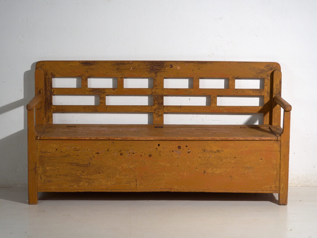 Banco arcón antiguo pintado en madera de pino – Europa central, circa 1920